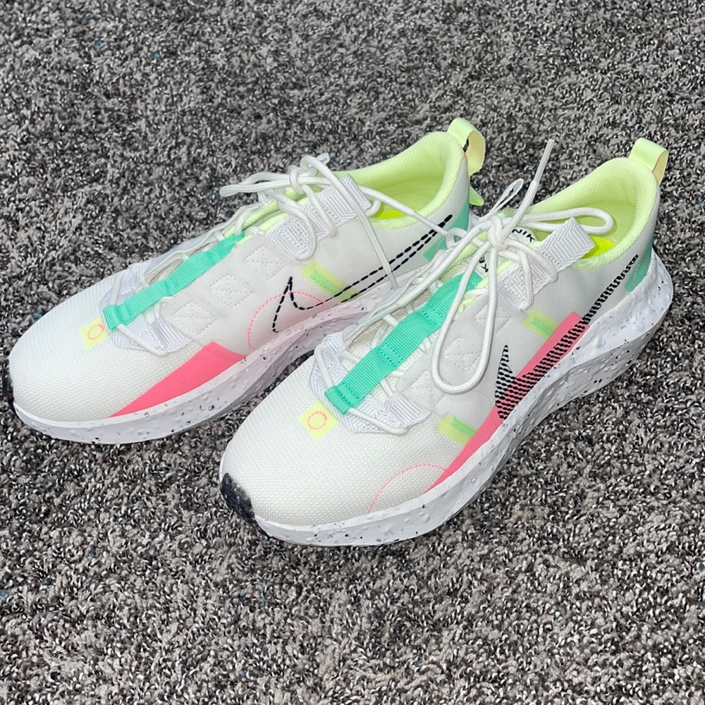 BRAND NEW white tennis shoes